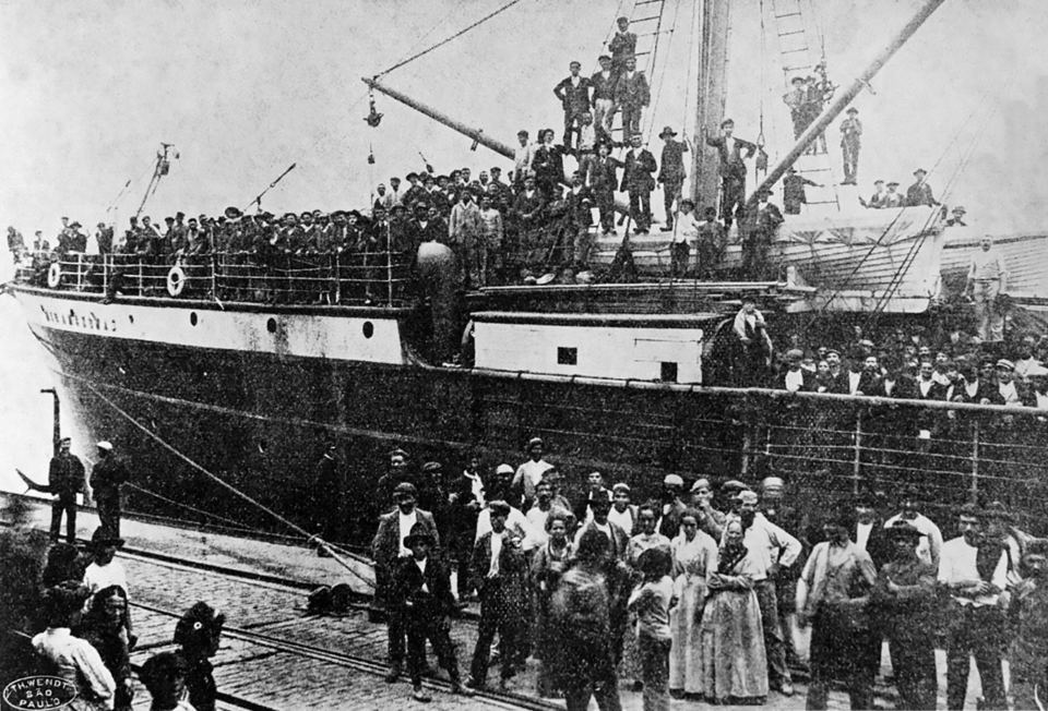 Desembarque de imigrantes italianos no porto de Santos, Brasil, em 1907